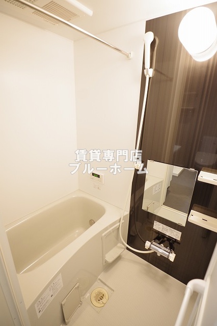 バス・シャワールーム　お風呂は浴室乾燥機付き！