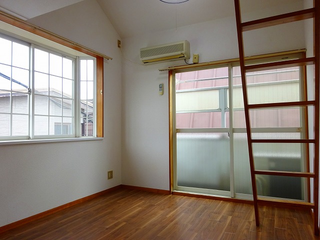 その他部屋・スペース　二面採光で出窓付のお部屋！