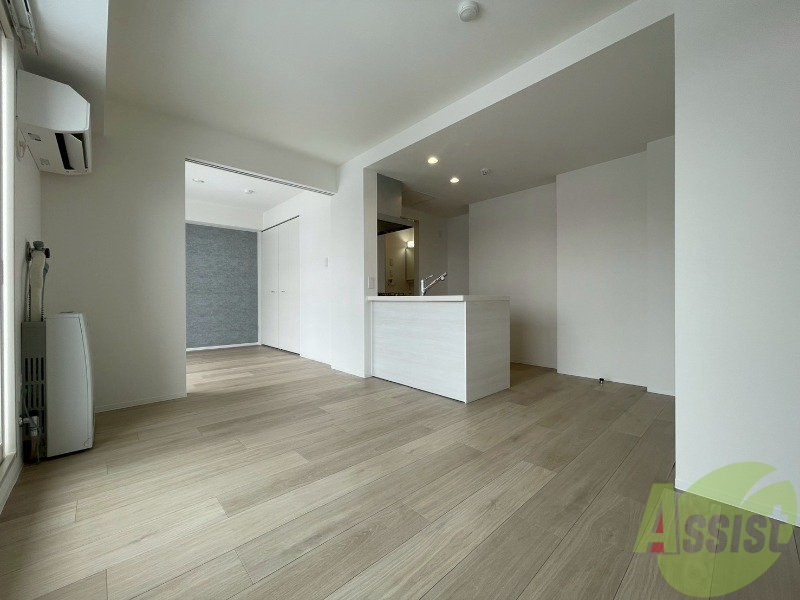 居室・リビング　木目のフローリングは落ち着きのある印象のお部屋になりますね。