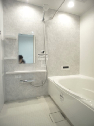 バス・シャワールーム　追い焚き機能付きです♪