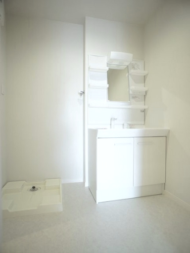 洗面設備　洗髪洗面化粧台と洗濯機置き場があります♪