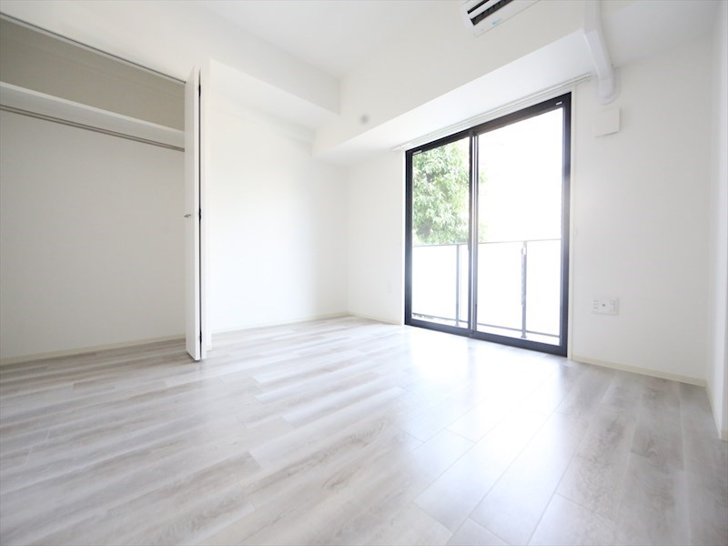 居室・リビング　洋室8.5帖　エアコン完備　クローゼット付　バルコニー