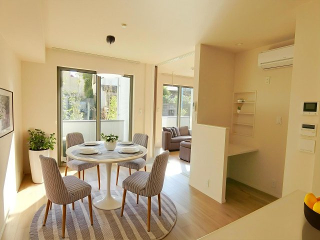 居室・リビング　家具配置のイメージパースです※実際には家具は付きません