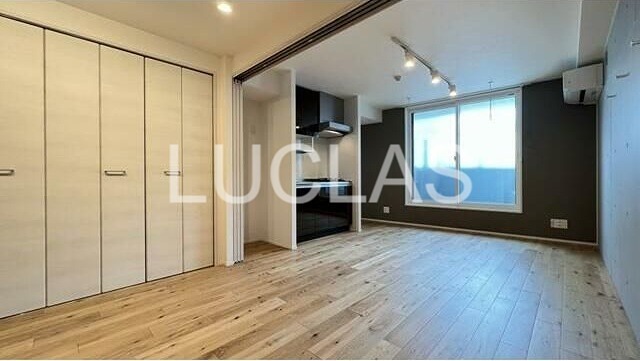 居室・リビング　木目調の床と白の壁紙で暖かみのあるリビング