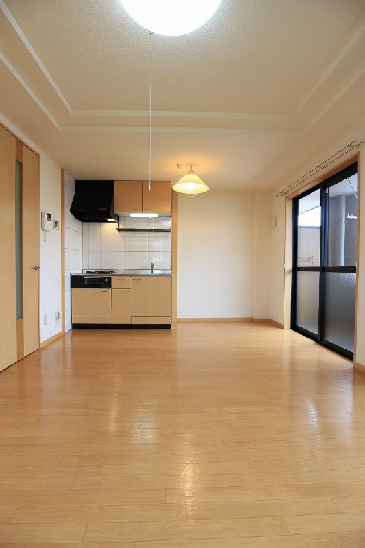 居室・リビング　フローリングが気持ち良いリビング。※別号室の写真です。