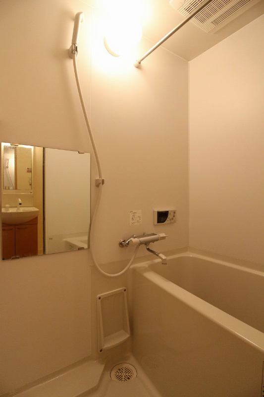 バス・シャワールーム　足も伸ばせるバスルーム。