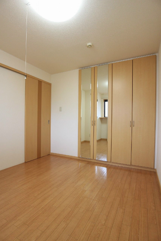 その他部屋・スペース　全身鏡は便利に使える洋室。※別号室の写真です。