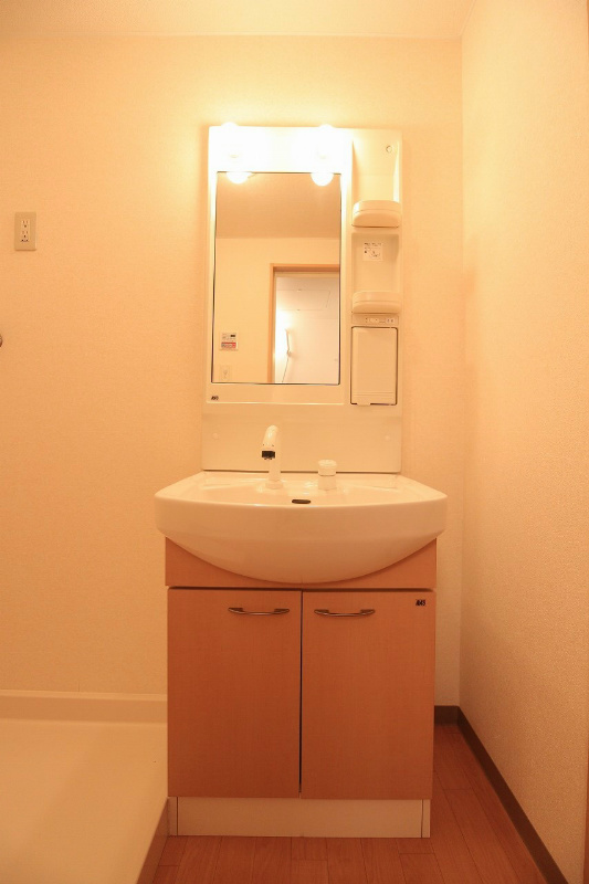 洗面設備　スッキリとした洗面所。※別号室の写真です。