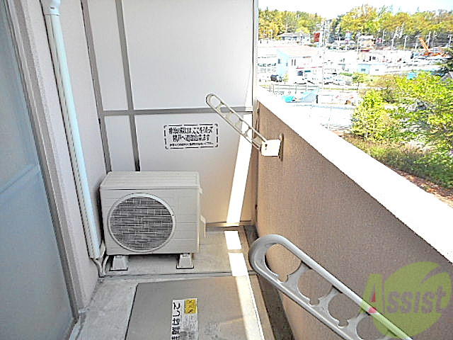 バルコニー　バルコニーには物干し金具もついているので、洗濯物もＯＫですよ