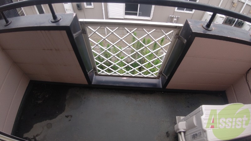 バルコニー　バルコニーは洗濯物を干すのに十分な広さがありますね。