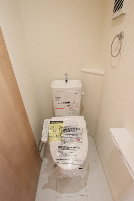 トイレ　★過去募集時の写真です★収納棚付き・洗浄機能付き便座★