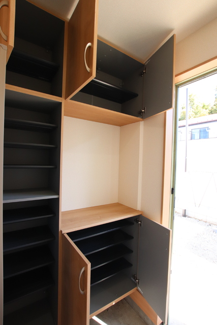 玄関　★たっぷり収納できるシューズボックス付き★