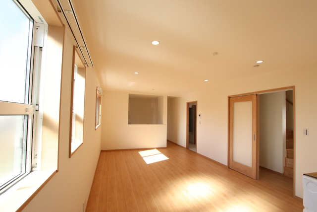 居室・リビング　【ＬＤＫ２０帖】　窓が多く　開放感あるリビング★