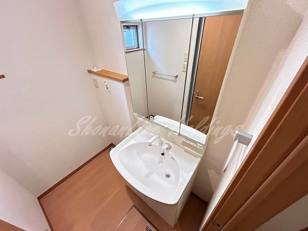 洗面設備　明るい洗面所です