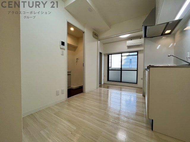 居室・リビング　床色が明るい色合いで綺麗です♪