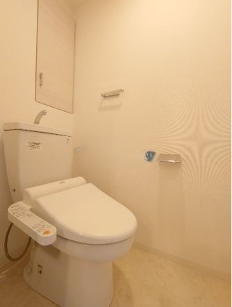 トイレ　落ち着いた色調のトイレです