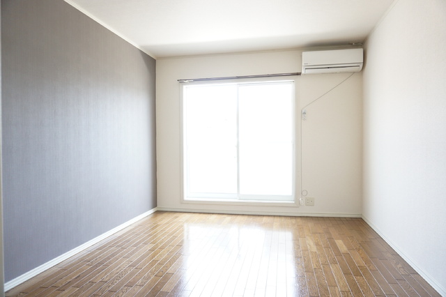 居室・リビング　オシャレなアクセントクロスの洋室７．８帖