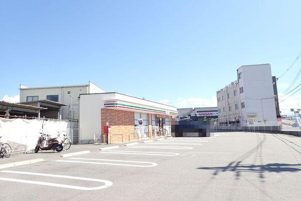 コンビニ　セブンイレブン堺平岡町店（コンビニ）まで880m