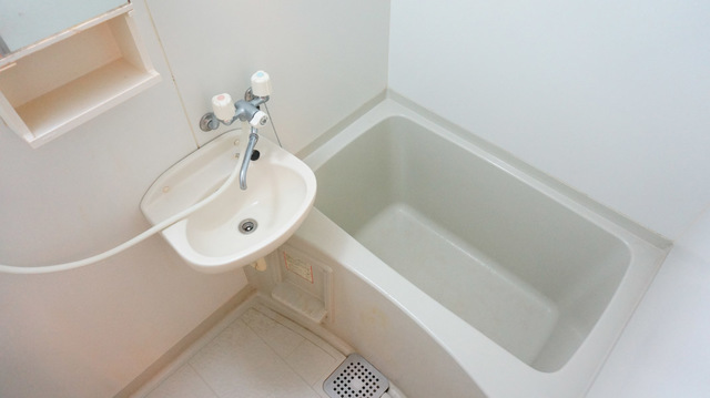 バス・シャワールーム　※補修前の参考画像の為、設備等は現況優先。