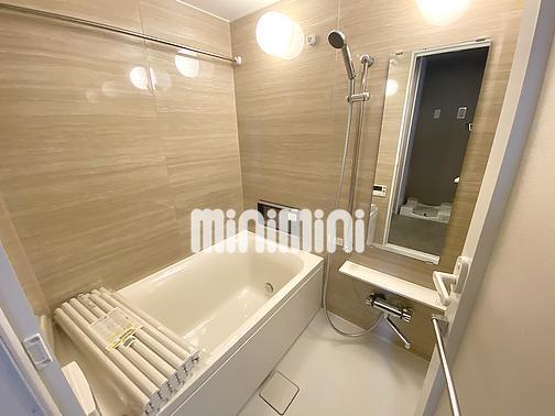 バス・シャワールーム　おしゃれなバスルームです。