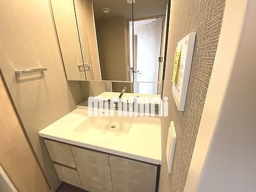 洗面設備　収納が沢山できる洗面場です。