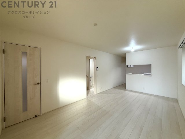 居室・リビング　床色が明るい色合いで綺麗です♪