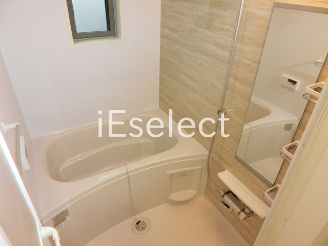 バス・シャワールーム　清潔感のあるバスルームです。