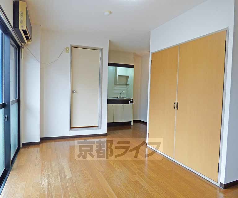 居室・リビング　広々とした室内です。