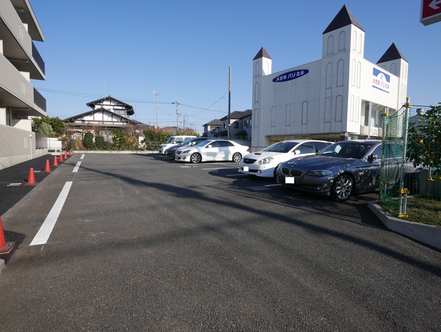 駐車場　★敷地内の駐車場は広々で駐車も安心ですね★