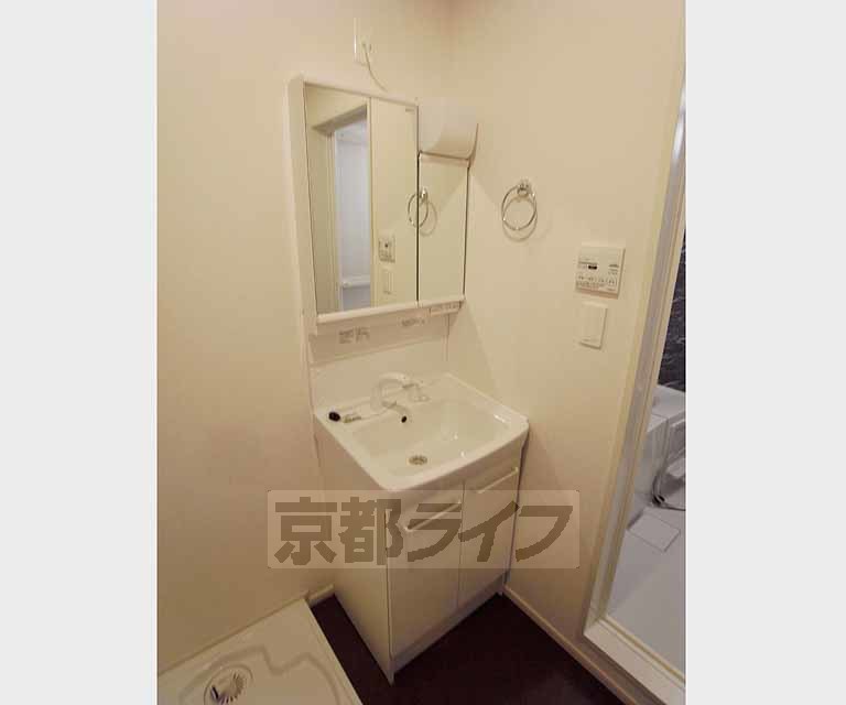 洗面設備　きれいな洗面台です