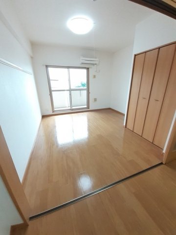 居室・リビング　明るい色調の室内です