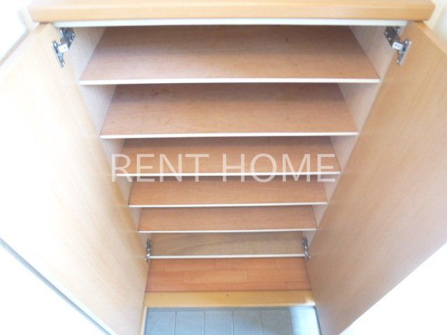 玄関　玄関にはシューズボックスがあります。