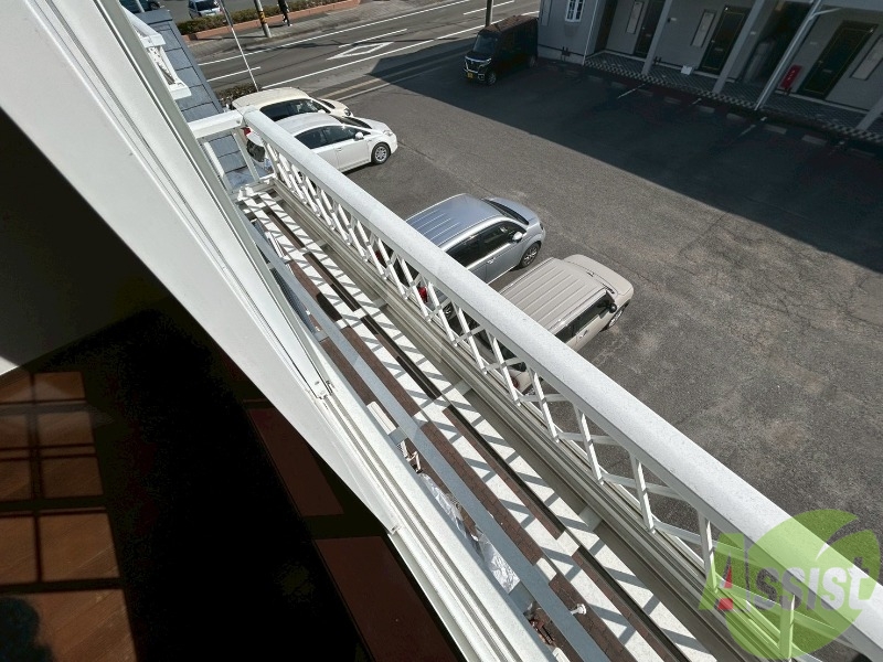 バルコニー　バルコニーは無しですが、小さな植物を置けそうです。