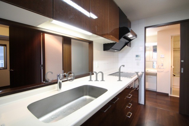 キッチン　システムキッチン三口グリル付き