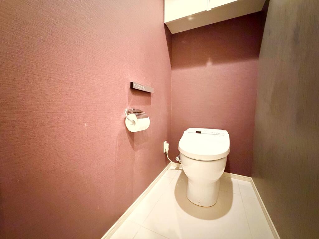 トイレ　収納棚付のトイレです♪
