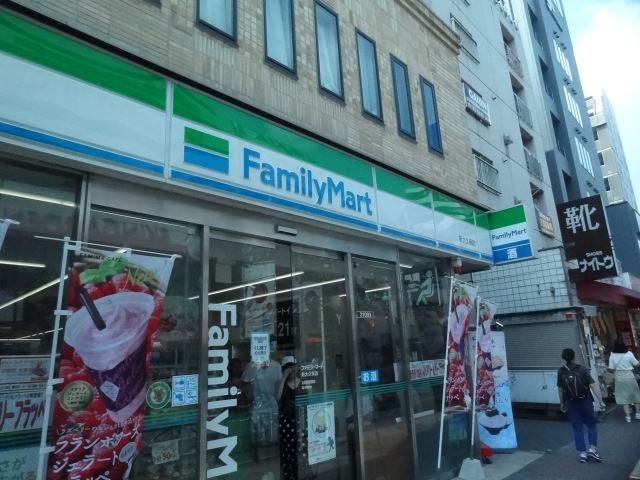 コンビニ　ファミリーマート（コンビニ）まで130m