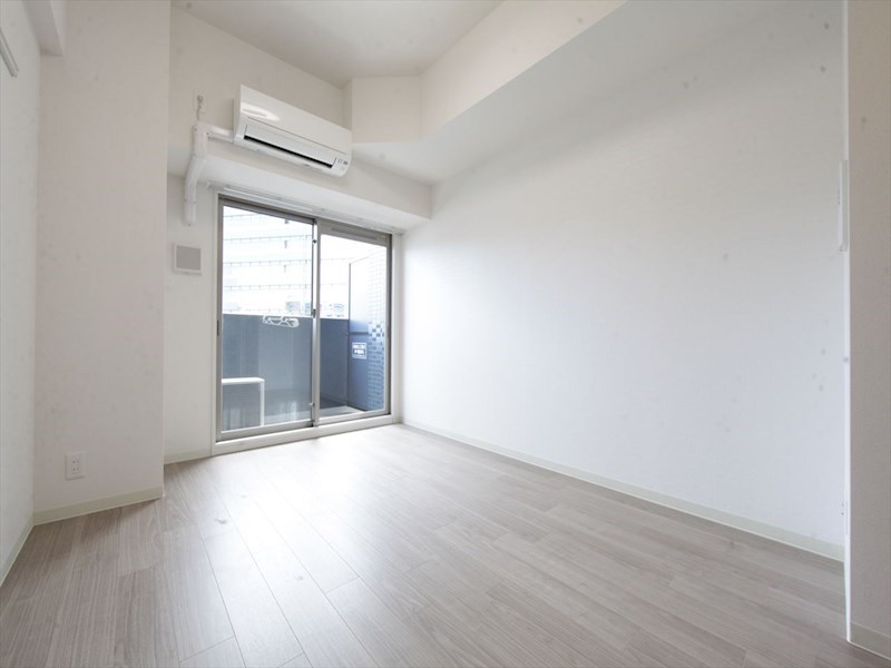 居室・リビング　洋室7.2帖　エアコン完備　バルコニー