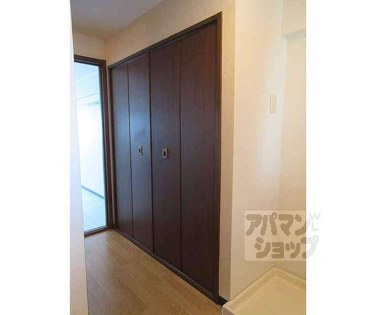 収納　廊下におおきなクローゼットがあります