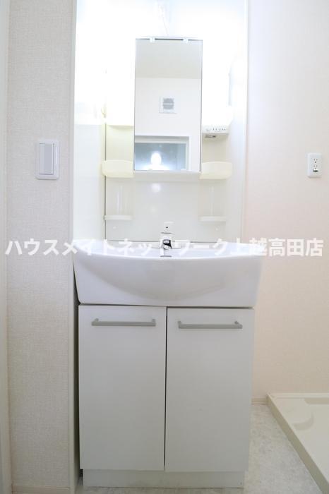 洗面設備　洗髪洗面化粧台（参考同型101号室室内写真）