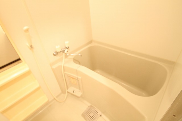 バス・シャワールーム　広めの浴室です。