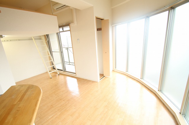 居室・リビング　窓がたくさんあって明るい洋室です。