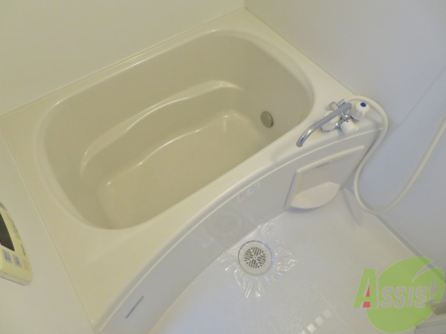 バス・シャワールーム　浴室はゆったりと浸かれるサイズ感になっています。