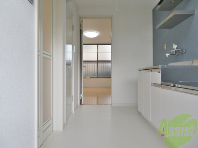 玄関　玄関は白を基調になっているので清潔感がありますね。