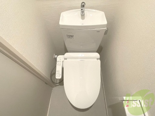 トイレ　トイレはウォシュレット機能付きです。安心して使用できますね。