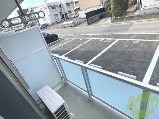 バルコニー　バルコニーは洗濯物を干すのに十分な広さがありますね。