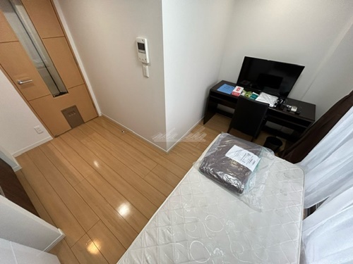 居室・リビング　ベッド、机、椅子、テレビなど家具家電付き