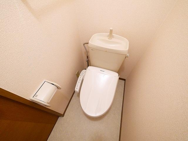 トイレ　落ち着いた色調のトイレです