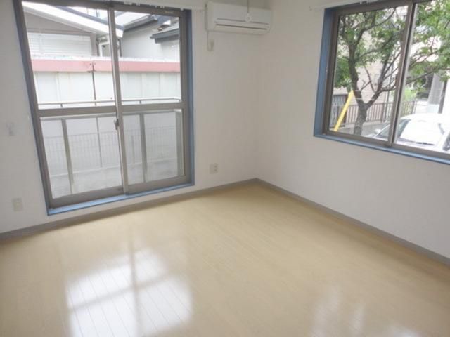 居室・リビング　★角部屋２面採光で明るいお部屋★