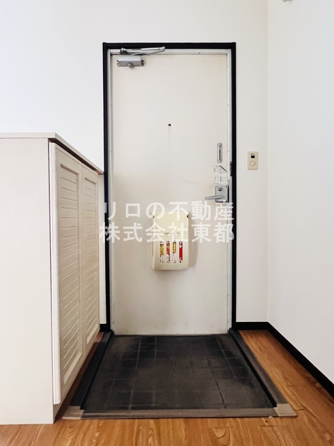 玄関　玄関には下駄箱があるのでスッキリとした空間を保てます
