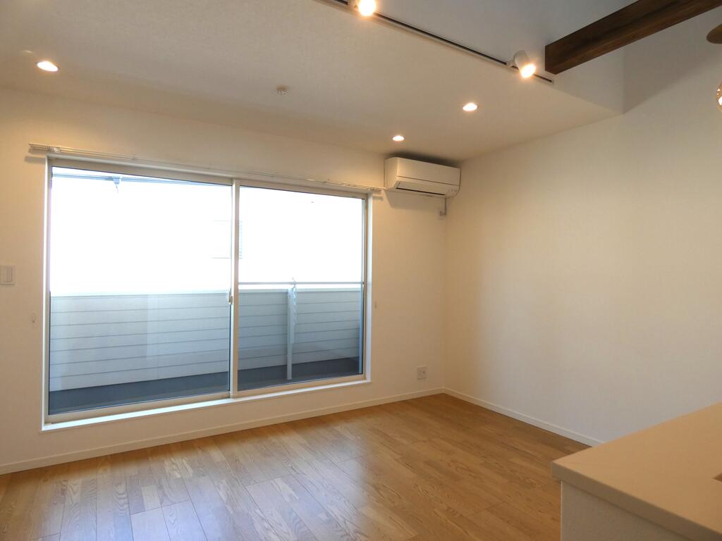 居室・リビング　天井が高い13帖リビング